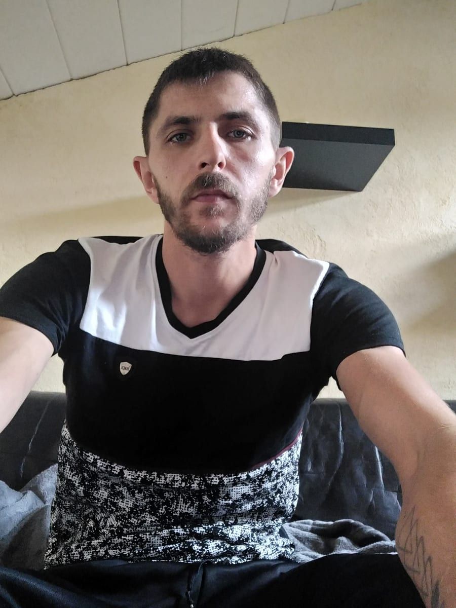 Selyan - Site rencontres gay à Gluringen Profil de Selyan, 31 ans, Site rencontres gay à Gluringen (Valais)