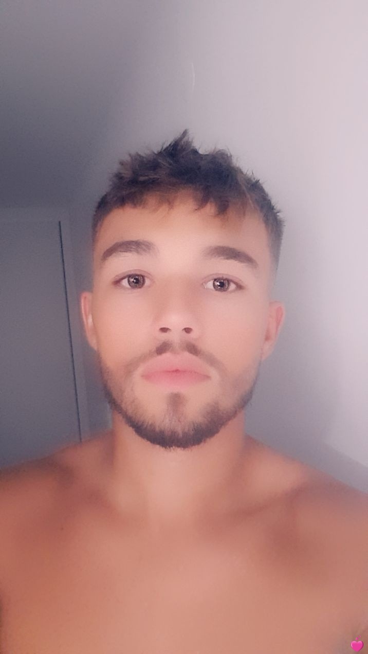 Enak - Site rencontres gay à Celerina/Schlarigna Profil de Enak, 42 ans, Site rencontres gay à Celerina/Schlarigna (Grisons)